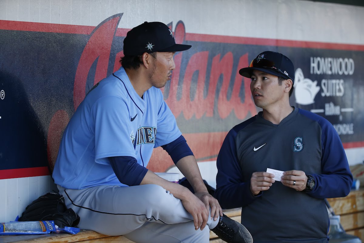 MLBマリナーズのダグアウトで平野佳寿投手と話すCOOの傳﨑夢造